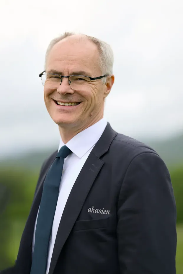 Kristian Holth, Akasien Begravelsesbyrå AS